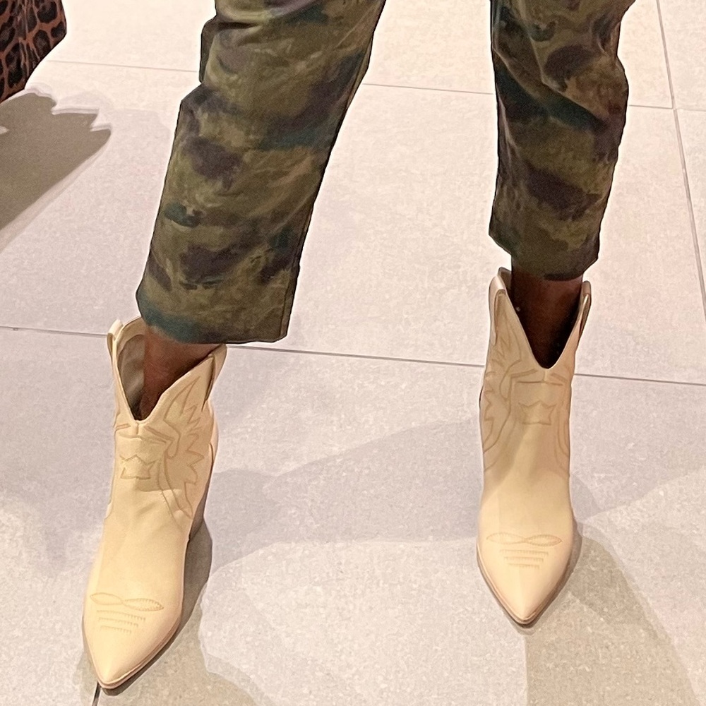 Free shipping. Ankle boots. 10.5.